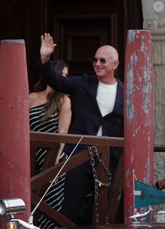 Venise, ITALIE - Jeff Bezos et sa fiancée Lauren Sánchez ont été aperçus arrivant en bateau pour un élégant dîner précédant leur mariage, en compagnie de Diane von Fürstenberg et Barry Diller, dans le somptueux Palazzo Brandolini. Le couple a fait une entrée remarquée, tout en style, à la veille des festivités. Le 26 juin 2025. Backgrid UK/ Bestimage

Sur la photo : Jeff Bezos, Lauren Sánchez