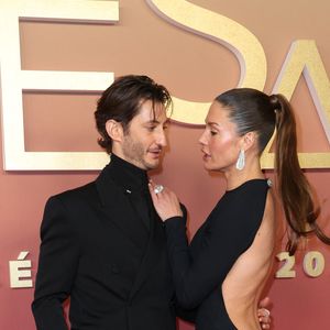 Pierre Niney, Natasha Andrews - Photocall de la 50ème édition de la cérémonie des César à l'Olympia à Paris, France, le 28 février 2025 © Dominique Jacovides - Olivier Borde / Bestimage