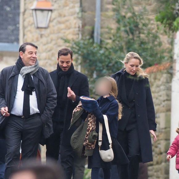 Samuel Marechal, Marion Marechal et ses filles Olympe et Clotilde et son mari Vincenzo Sofo - Départ de la maison familiale des Le Pen pour se rendre en l'église Saint-Joseph où ont lieu les obsèques de Jean-Marie Le Pen à la Trinité-sur-Mer le 11 janvier 2025.
© Guillaume Collet / Dominique Jacovides / Bestimage