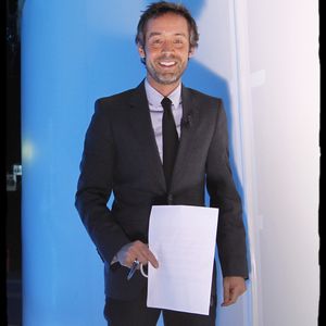 YANN BARTHES REJOIGNANT LE PLATEAU DU GRAND JOURNAL OU IL PRESENTE LE PETIT JOURNAL