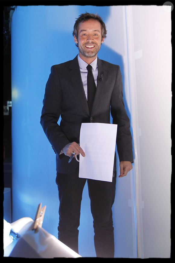 YANN BARTHES REJOIGNANT LE PLATEAU DU GRAND JOURNAL OU IL PRESENTE LE PETIT JOURNAL