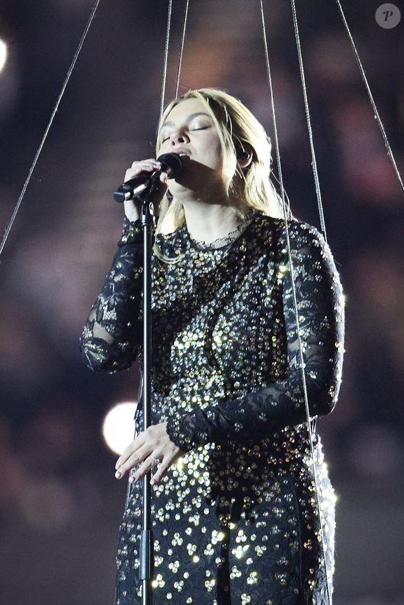 La chanteuse Louane (Louane Emera), représentante de la France au concours de l'Eurovision, interpréte pour la première fois son titre Maman, en hommage à sa mère décédée lorsqu'elle avait 17 ans, devant les 80 000 spectateurs, suspendue sur une plateforme, plusieurs mètres au-dessus de la pelouse et des musiciens, du Stade de France à la mi-temps du match du Tournoi des Six Nations opposant la France à l'Écosse, à Saint-Denis, Seine Saint-Denis, France, le 15 mars 2025. © Cyril Moreau/Bestimage