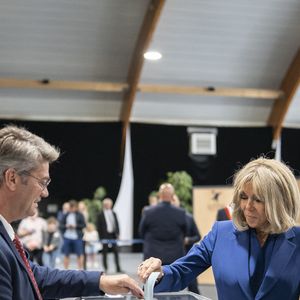 Emmanuel Macron, président de la République Française, et la Première dame Brigitte Macron, votent pour le deuxième tour des élections législatives au Touquet, le 7 juillet 2024.
© Eliot Blondet/Pool/Bestimage