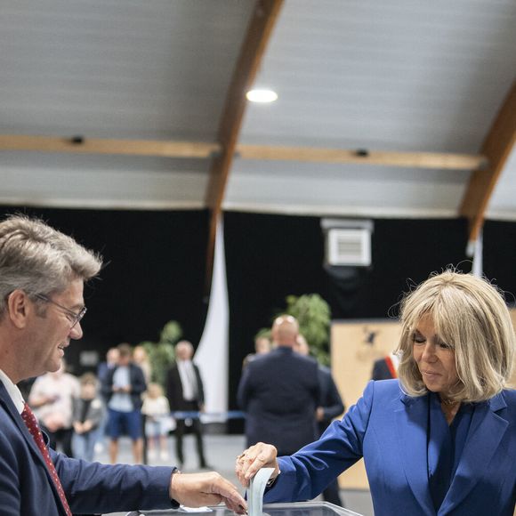 Emmanuel Macron, président de la République Française, et la Première dame Brigitte Macron, votent pour le deuxième tour des élections législatives au Touquet, le 7 juillet 2024.
© Eliot Blondet/Pool/Bestimage