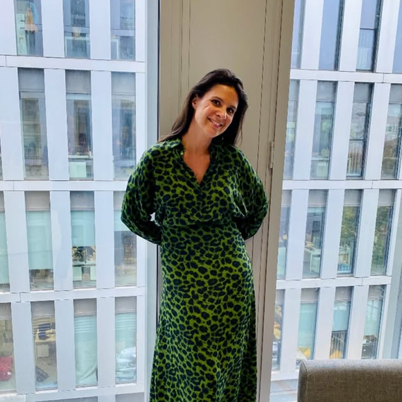 Elle a choisi une robe léopard verte qui lui va à ravir.

Apolline de Malherbe s'affiche stylée en robe à imprimé léopard vert.