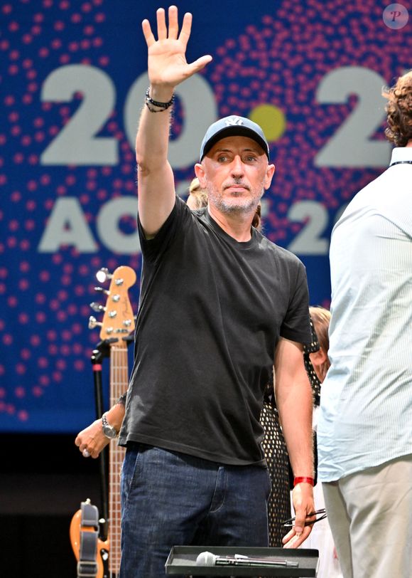 Gad Elmaleh a remis le Trophée Ferret en compagnie de Christian Estrosi, le maire de Nice, venu en famille, à la chanteuse américaine Stella Cole, après son concert sur la scène du Théâtre de Verdure durant le Nice Jazz Fest à Nice, le 21 août 2024. Gad Elmaleh a un projet de Festival d'Humour dont il serait le directeur artistique et qui devrait se dérouler à Nice en octobre 2025. Jubil, c'est le nom provisoire du festival qui est créé avec Grégoire Furrer, qui est à la tête du Montreux Comedy Festival.
Dès 2022, le joaillier Ferret s'est engagé en tant que Mécène du Nice Jazz Festival, en soutenant plus spécifiquement la scène 100% Jazz proposée par la Ville de Nice au Théâtre de Verdure, et en remettant chaque année le Trophée Ferret à un(e) artiste étoile du jazz. La Maison Ferret a choisi de mettre en avant l’art de la sculpture et l’art de la joaillerie en présentant un trophée Love Nice Jazz Festival, en collaboration avec Stéphane Cipre. © Bruno Bebert / Bestimage