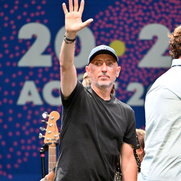 Gad Elmaleh a remis le Trophée Ferret en compagnie de Christian Estrosi, le maire de Nice, venu en famille, à la chanteuse américaine Stella Cole, après son concert sur la scène du Théâtre de Verdure durant le Nice Jazz Fest à Nice, le 21 août 2024. Gad Elmaleh a un projet de Festival d'Humour dont il serait le directeur artistique et qui devrait se dérouler à Nice en octobre 2025. Jubil, c'est le nom provisoire du festival qui est créé avec Grégoire Furrer, qui est à la tête du Montreux Comedy Festival.
Dès 2022, le joaillier Ferret s'est engagé en tant que Mécène du Nice Jazz Festival, en soutenant plus spécifiquement la scène 100% Jazz proposée par la Ville de Nice au Théâtre de Verdure, et en remettant chaque année le Trophée Ferret à un(e) artiste étoile du jazz. La Maison Ferret a choisi de mettre en avant l’art de la sculpture et l’art de la joaillerie en présentant un trophée Love Nice Jazz Festival, en collaboration avec Stéphane Cipre. © Bruno Bebert / Bestimage