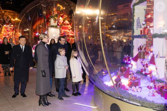 Le prince Albert II de Monaco et la princesse Charlène, avec leurs enfants, les jumeaux princiers, Jacques et Gabriella, ont donné le coup d'envoi des illuminations de la SBM, sur la Place du Casino de Monaco, le 30 novembre 2024. 
C'est sous le regard de leurs parents, du ministre d'Etat, Didier Guillaume, et de Stéphane Valeri, le président-délégué de la Société des Bains de Mer, que le prince héréditaire Jacques et sa soeur la princesse Gabriella, ont appuyé sur le buzzer déclenchant ainsi l'allumage des décors de la Place.
Les boules à neige géantes sont installées sur la place avec un tout nouveau décor animé dédié aux "moments magiques de Noël". Calendrier de l’Avent, décoration du sapin, repas de fête, douce nuit de Noël ou encore la découverte des cadeaux sont mis en scène et en musique dans chacune des cinq boules disposées autour du sapin de 18mètres de haut. © Olivier Huitel/Pool Monaco/Bestimage