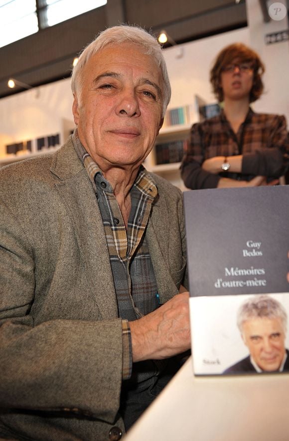 Guy Bedos pose pendant le Salon du Livre de Paris qui se tient à la Porte de Versailles à Paris, France, le 15 mars 2009. Photo Giancarlo Gorassini/ABACAPRESS.COM