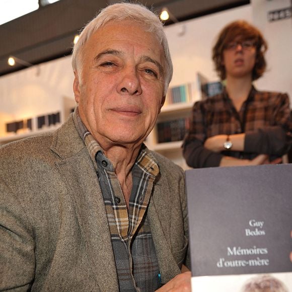 Guy Bedos pose pendant le Salon du Livre de Paris qui se tient à la Porte de Versailles à Paris, France, le 15 mars 2009. Photo Giancarlo Gorassini/ABACAPRESS.COM