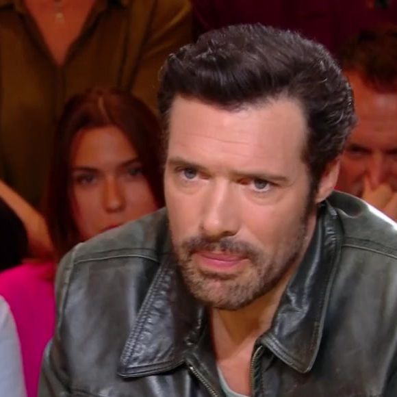Nicolas Bedos invité sur le plateau de "Quelle époque !", une comédienne prend la défense de celui qui a été reconnu coupable d'agression sexuelle.