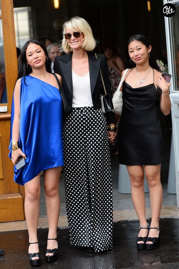 Laeticia Hallyday et ses filles Jade et Joy à leur arrivée au mariage de Claude Lelouch à la mairie du 18ème à Paris. Le 17 juin 2023. © Agence / Bestimage