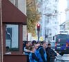 Des acteurs du milieu pénitentiaire manifestent devant la prison de la Santé avant l'arrivée de l'ancien président français Nicolas Sarkozy. Paris, France, le 21 octobre 2025

© Dominique Jacovides/Bestimage