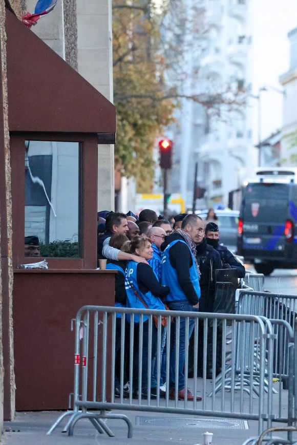 Des acteurs du milieu pénitentiaire manifestent devant la prison de la Santé avant l'arrivée de l'ancien président français Nicolas Sarkozy. Paris, France, le 21 octobre 2025

© Dominique Jacovides/Bestimage