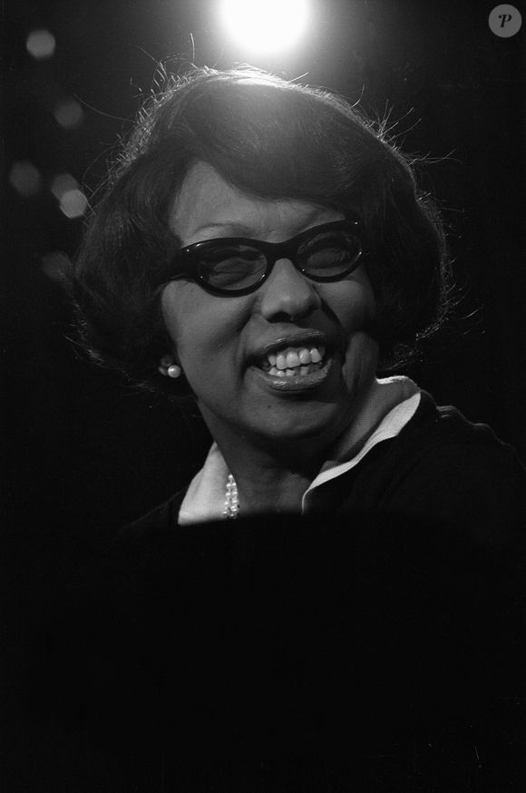 Archives - Joséphine Baker, danseuse, chanteuse et actrice française d'origine américaine, donne une conférence de presse à l'aéroport Heathrow de Londres. Royaume Uni, le 12 juin 1967. Mirrorpix / Bestimage