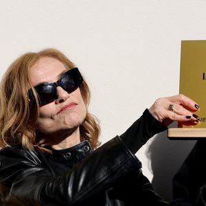Isabelle Huppert a dévoilé une plaque à son nom sur l'une des façades de l'institut Lumière dédié aux Prix Lumiére dans le cadre de la 16ème édition du Festival Lumière de Lyon, France, le 19 octobre 2024. © Dominic Jacovides/Bestimage