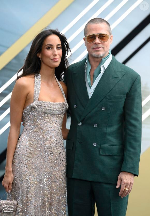 Brad Pitt et sa compagne Ines De Ramon à la sortie de la première du film "F1" au Cineworld de Leicester Square à Londres, le 23 juin 2025. @Backgrid UK/ Bestimage