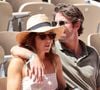 Constance Labbé et son compagnon Tom Leeb dans les tribunes lors des Internationaux de France de Tennis de Roland Garros 2025. © Jacovides/Moreau/Bestimage