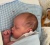 Deux semaines après la naissance de sa fille au Portugal, la princesse Eugenie d'York a enfin dévoilé ses trois prénoms : Adelaide Elizabeth Annina Brooksbank.

La princesse Eugenie d'York partage des photos de bébé sur Instagram.