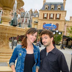 Renan Luce et Lolita Séchan posent dans les décors de la nouvelle attraction de Disneyland Paris, Ratatouille : L'Aventure Totalement Toquée de Rémy. Le 5 juillet 2014. Disneyland Paris