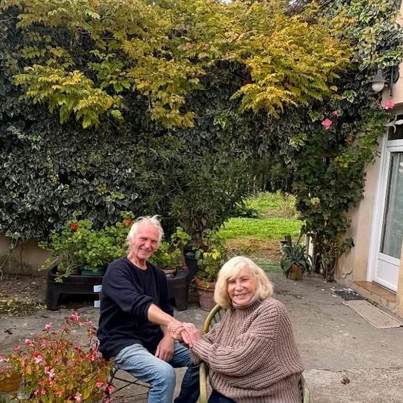 Elle a enfin pu visiter la maison de son enfance, grâce à Jean-Marc Brabant, le maire de Cadenet, qui l'a accompagnée durant la visite des lieux.