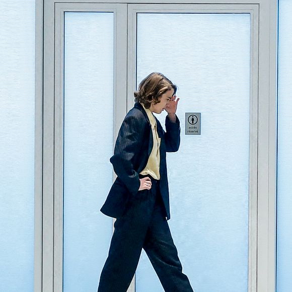 Adèle Haenel a quitté la salle d'audience pour se calmer, après avoir laissé parler sa colère par ces mots "ferme ta gueule" en s'adressant à C.Ruggia - Deuxième jour du procès de C.Ruggia, accusé d'agressions sexuelles sur mineures, dont l'actrice A.Haenel alors âgée entre 12 et 14 ans au moment des faits, devant le tribunal correctionnel de Paris, le 10 décembre 2024. Le réalisateur de 59 ans conteste les faits qui lui sont reprochés. Cette affaire est la première du mouvement