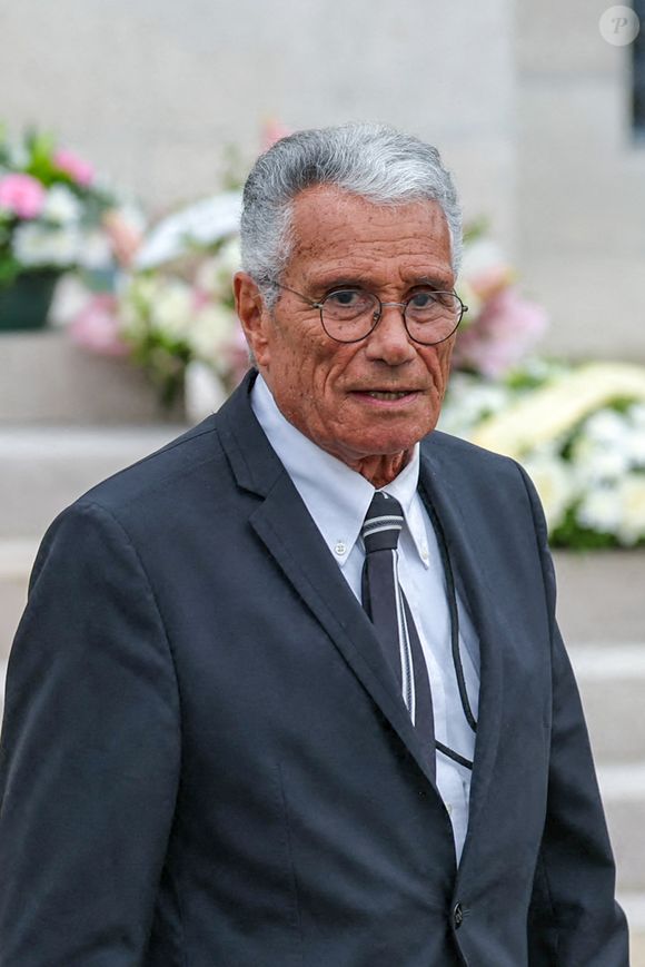 Jean-Marie Périer - Sortie des obsèques de l'auteure-compositrice-interprète et actrice française Françoise Hardy au crématorium du cimetière du Père-Lachaise à Paris, France, le 20 juin 2024. © Jacovides-Moreau/Bestimage