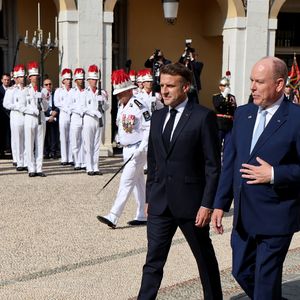 Cette visite renforce les liens diplomatiques et amicaux entre la France et Monaco, dans un contexte de stabilité politique marqué par la récente nomination du nouveau ministre d’État monégasque.

Le président français Emmanuel Macron (à gauche) est accueilli par le prince Albert II de Monaco (à droite) lors d'une cérémonie à son arrivée pour une visite d'État de deux jours au palais princier de Monaco. Photo by Ludovic Marin/Pool/ABACAPRESS.COM
