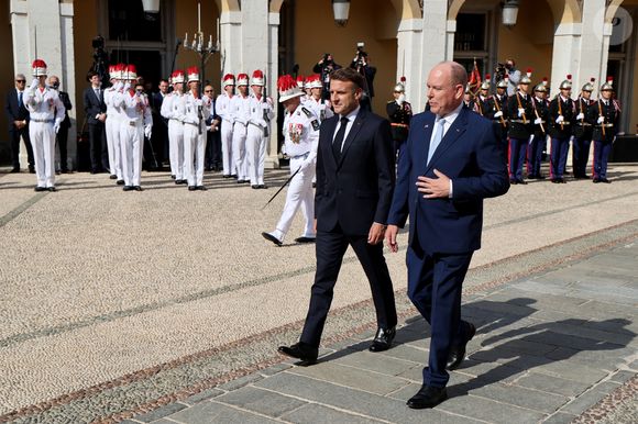 Cette visite renforce les liens diplomatiques et amicaux entre la France et Monaco, dans un contexte de stabilité politique marqué par la récente nomination du nouveau ministre d’État monégasque.

Le président français Emmanuel Macron (à gauche) est accueilli par le prince Albert II de Monaco (à droite) lors d'une cérémonie à son arrivée pour une visite d'État de deux jours au palais princier de Monaco. Photo by Ludovic Marin/Pool/ABACAPRESS.COM