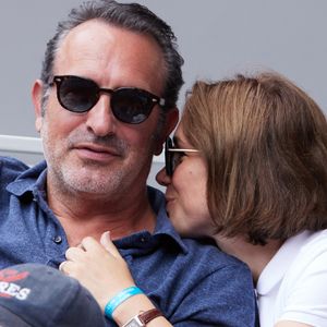 Elle ne s'arrête que rarement, ne lève que peu le pied et sait conjuguer sa vie de femme, de mère et bien sûr sa carrière professionnelle qui n'est plus à présenter. 

Jean Dujardin et sa femme Nathalie Péchalat - Célébrités en tribunes des Internationaux de France de tennis de Roland Garros 2023 à Paris le 11 juin 2023. © Jacovides-Moreau/Bestimage