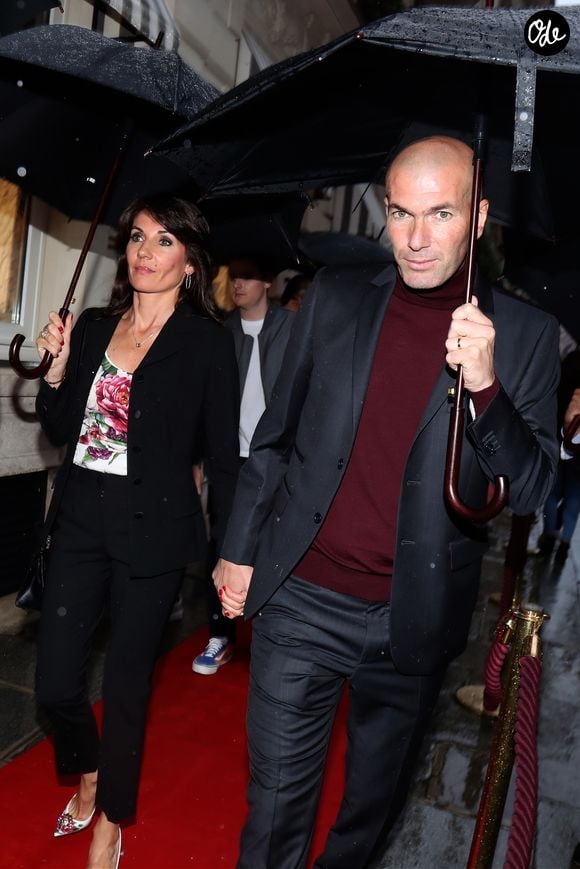 Zinédine Zidane avec sa femme Véronique et leurs enfants Luca et Enzo - A l'occasion des 20 ans de la victoire de l'équipe de France, les bleus 98 se sont rendus à un dîner organisé au Buddha Bar avec les joueurs et leurs familles à Paris, France, le 11 juin 2018.
Crédit : Agence / Bestimage