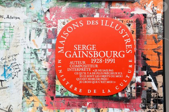 Illustration lors de la cérémonie de dévoilement de la plaque "Maison des Illustres" de la Maison Gainsbourg à Paris, France, le 2 avril 2024. © Christophe Clovis/Bestimage