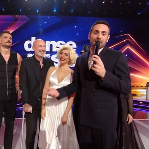 Sauf que, lorsque Frank Leboeuf est arrivé sur le parquet en tout début d'émission, au moment des présentations, il avait des béquilles.

Frank Leboeuf blessé dans "Danse avec les stars", capture d'écran TF1.