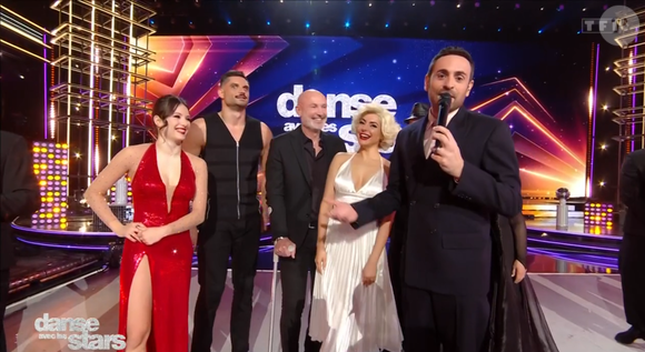 Sauf que, lorsque Frank Leboeuf est arrivé sur le parquet en tout début d'émission, au moment des présentations, il avait des béquilles.

Frank Leboeuf blessé dans "Danse avec les stars", capture d'écran TF1.