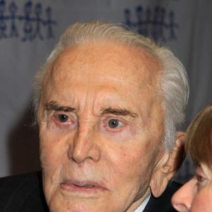 Kirk Douglas lors du gala Children of the World at Heart, organisé à New York le 21 novembre 2011. FAME PICTURES / BESTIMAGE