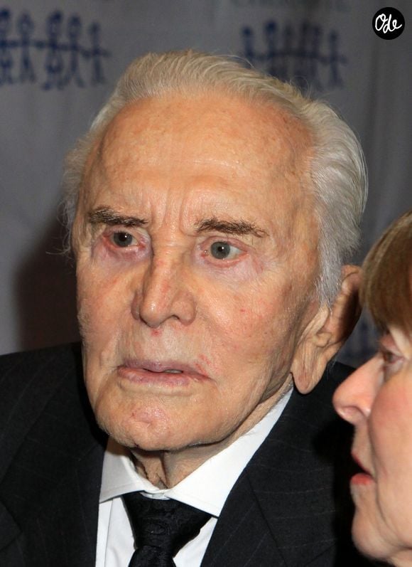 Kirk Douglas lors du gala Children of the World at Heart, organisé à New York le 21 novembre 2011. FAME PICTURES / BESTIMAGE