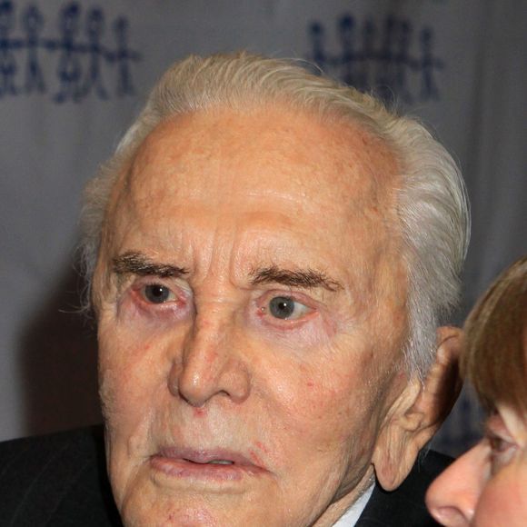 Kirk Douglas lors du gala Children of the World at Heart, organisé à New York le 21 novembre 2011. FAME PICTURES / BESTIMAGE