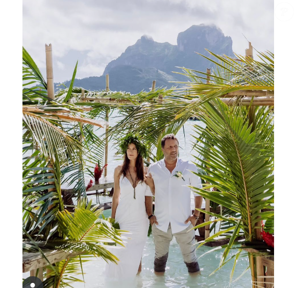 Si jusqu'à présent, une unique photo avait été dévoilée, l'ancienne Miss a cette fois-ci choisi une photographie de sa robe ainsi que de la cérémonie les pieds dans l'eau sous les palmiers. 

Mareva Galanter et Arthur, Instagram.