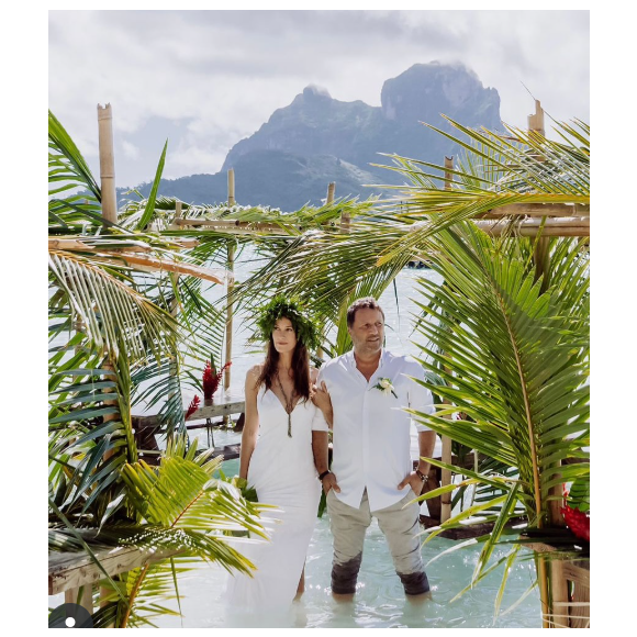 Si jusqu'à présent, une unique photo avait été dévoilée, l'ancienne Miss a cette fois-ci choisi une photographie de sa robe ainsi que de la cérémonie les pieds dans l'eau sous les palmiers. 

Mareva Galanter et Arthur, Instagram.