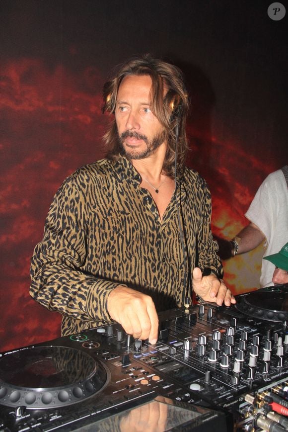 Récemment, le DJ est apparu avec le visage transformé

Bob Sinclar - Soirée sur la plage Magnum lors du 76ème Festival International du Film de Cannes le 22 mai 2023. © Philippe Baldini/Bestimage