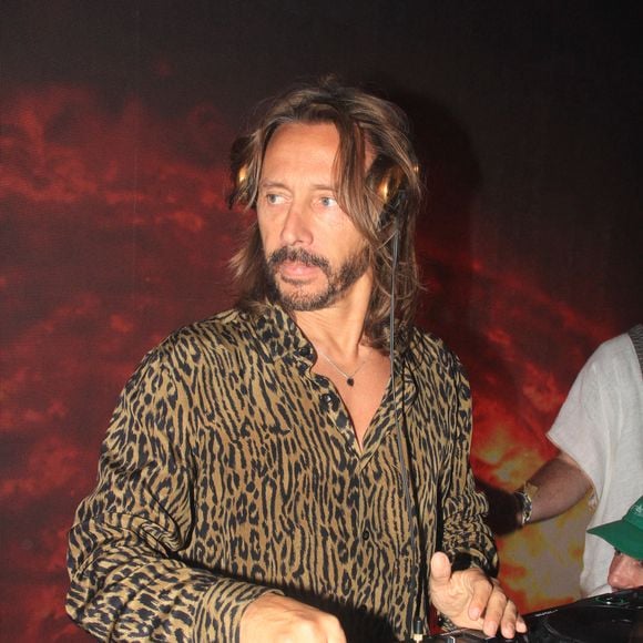Récemment, le DJ est apparu avec le visage transformé

Bob Sinclar - Soirée sur la plage Magnum lors du 76ème Festival International du Film de Cannes le 22 mai 2023. © Philippe Baldini/Bestimage
