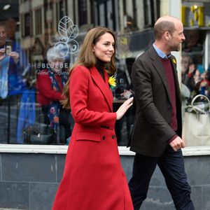 Catherine (Kate) Middleton, princesse de Galles, éclate de rire à la sortie du marché de Pontypridd, accompagnée du prince William, prince de Galles, le 26 février 2025. 
GOFF INF / BESTIMAGE