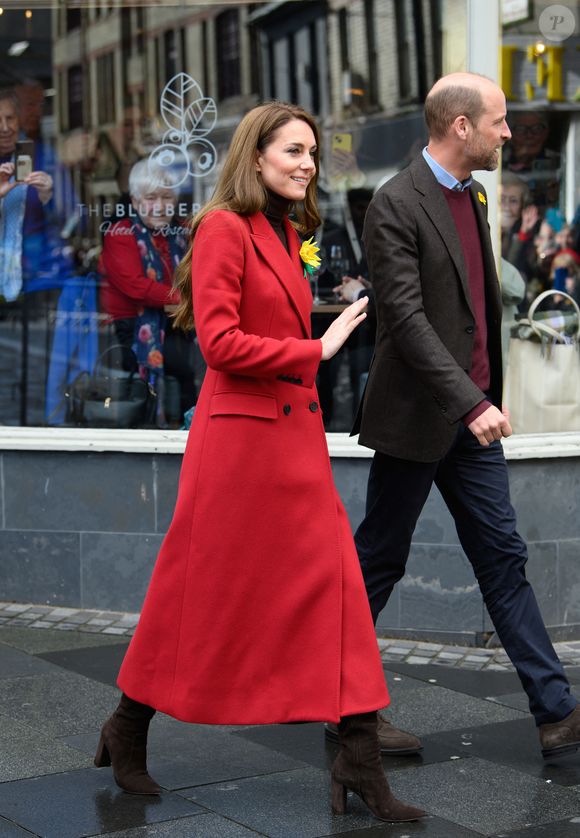 Catherine (Kate) Middleton, princesse de Galles, éclate de rire à la sortie du marché de Pontypridd, accompagnée du prince William, prince de Galles, le 26 février 2025. 
GOFF INF / BESTIMAGE