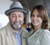 Depuis plus d'un an et demi, Julia Vignali a pris les commandes de l'émission "Affaire conclue".

Exclusif - Kad Merad et sa femme Julia Vignali - Déjeuner dans la loge de France Télévisions lors de la Finale Hommes des Internationaux de France de Tennis de Roland Garros. 
© Bertrand Rindoff / Bestimage