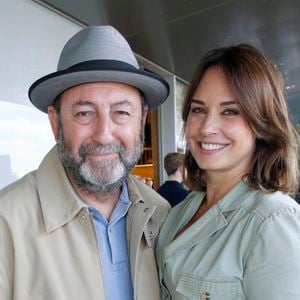 Depuis plus d'un an et demi, Julia Vignali a pris les commandes de l'émission "Affaire conclue".

Exclusif - Kad Merad et sa femme Julia Vignali - Déjeuner dans la loge de France Télévisions lors de la Finale Hommes des Internationaux de France de Tennis de Roland Garros. 
© Bertrand Rindoff / Bestimage
