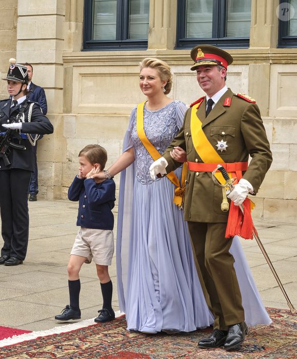 Les prochaines sorties de la famille royale luxembourgeoise risquent bien de faire parler, à en croire le naturel des deux petits garçons face à cette toute nouvelle attention portée à leur clan.

La Grande-Duchesse Stéphanie de Luxembourg, le Grand-Duc Guillaume de Luxembourg et le Prince Charles lors de l'abdication du Grand-Duc Henri et de l'accession de son fils le Grand-Duc héréditaire Guillaume, au Palais Grand-Ducal à Luxembourg, le 3 octobre 2025. Photo by Olivier Polet/ABACAPRESS.COM