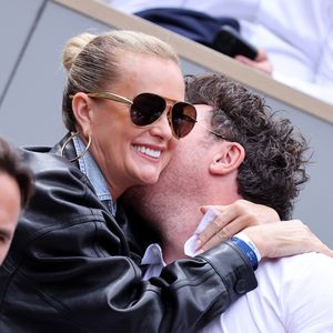 Laeticia Hallyday et son compagnon Frédéric Suant très amoureux dans les tribunes lors des Internationaux de France de Tennis de Roland Garros 2025, à Paris, France, le 26 mai 2025. © Jacovides-Moreau/Bestimage