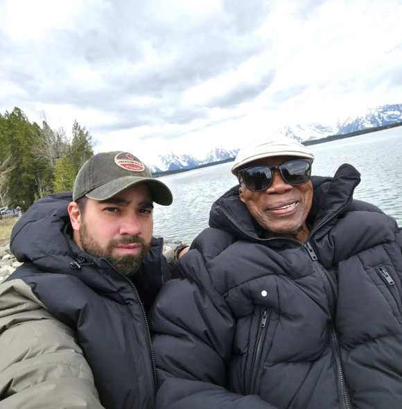 Auteur d’albums mythiques comme "Clube da Esquina" et "Minas", il est une figure centrale de la MPB.

Milton Nascimento pris en photo par son fils Augusto Kesrouani Nascimento - Captures d'écran via Instagram @miltonbitucanascimento et @augustoknascimento