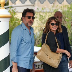 Cette année, Penélope Cruz, égérie Chanel, est arrivée avec un bel accessoire de la maison : un sac chic et oversized

Penelope Cruz et Javier Bardem arrivant à l'hôte Excelsior à Venise le 7 septembre 2026 © Lucia Sabatelli / Bestimage