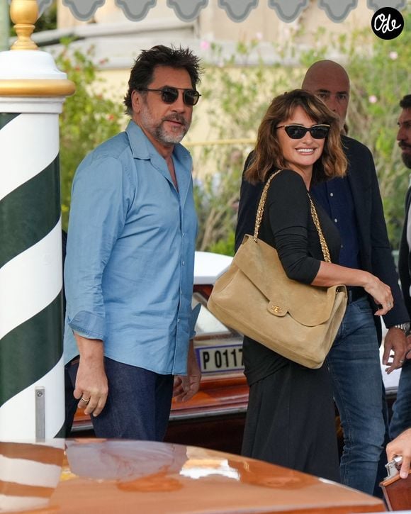 Cette année, Penélope Cruz, égérie Chanel, est arrivée avec un bel accessoire de la maison : un sac chic et oversized

Penelope Cruz et Javier Bardem arrivant à l'hôte Excelsior à Venise le 7 septembre 2026 © Lucia Sabatelli / Bestimage